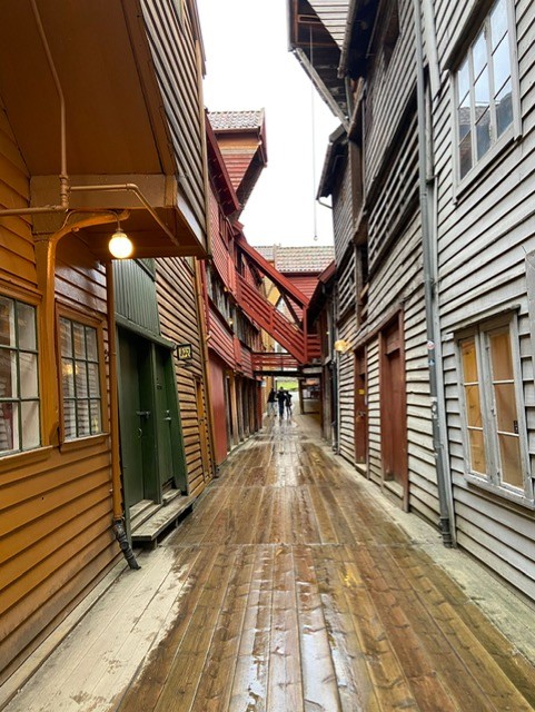 Ruelle en bois du quartier Bryggen sous la pluie — Bergen Norvège patrimoine mondial UNESCO