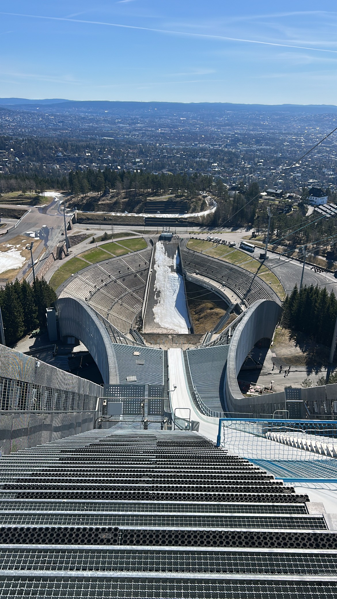 Vue panoramique depuis le sommet du tremplin de ski Holmenkollen avec Oslo et l'Oslofjord en arrière-plan — Norvège