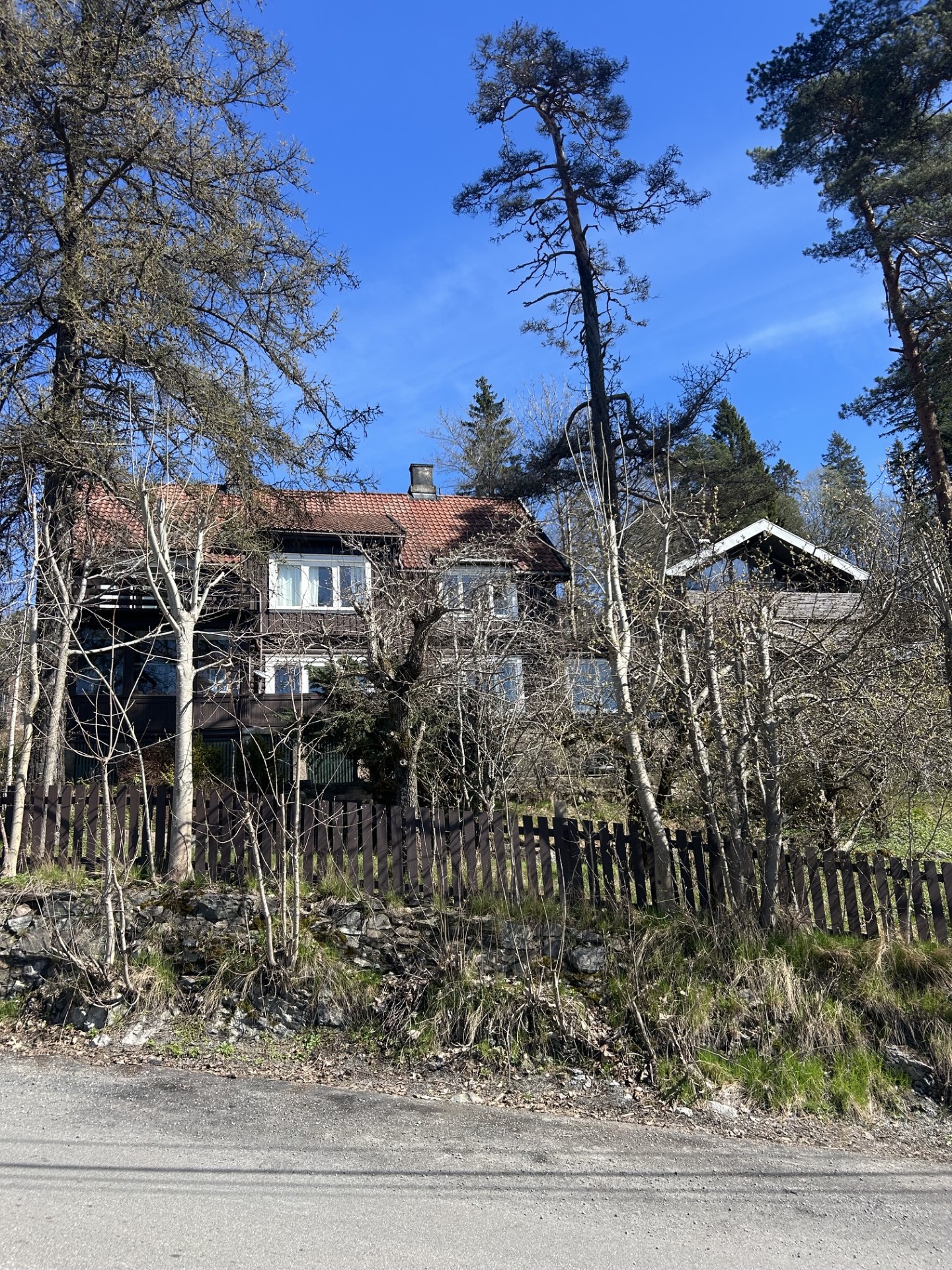 Maison norvégienne traditionnelle entourée d'arbres à Oslo — architecture typique et nature omniprésente en Norvège