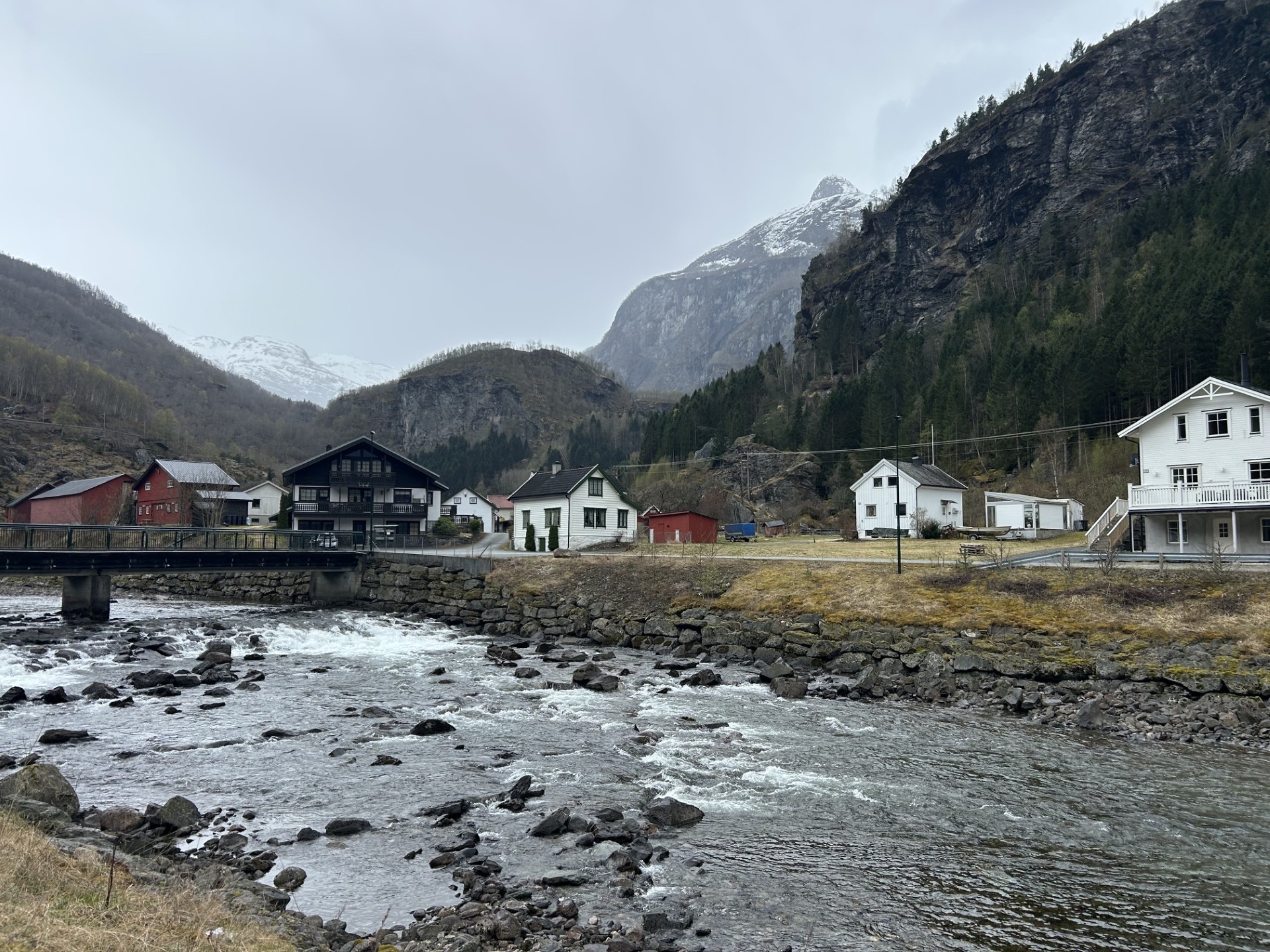 Village de Flåm avec rivière et maisons norvégiennes — vallée de Flåm encadrée par les montagnes de Norvège