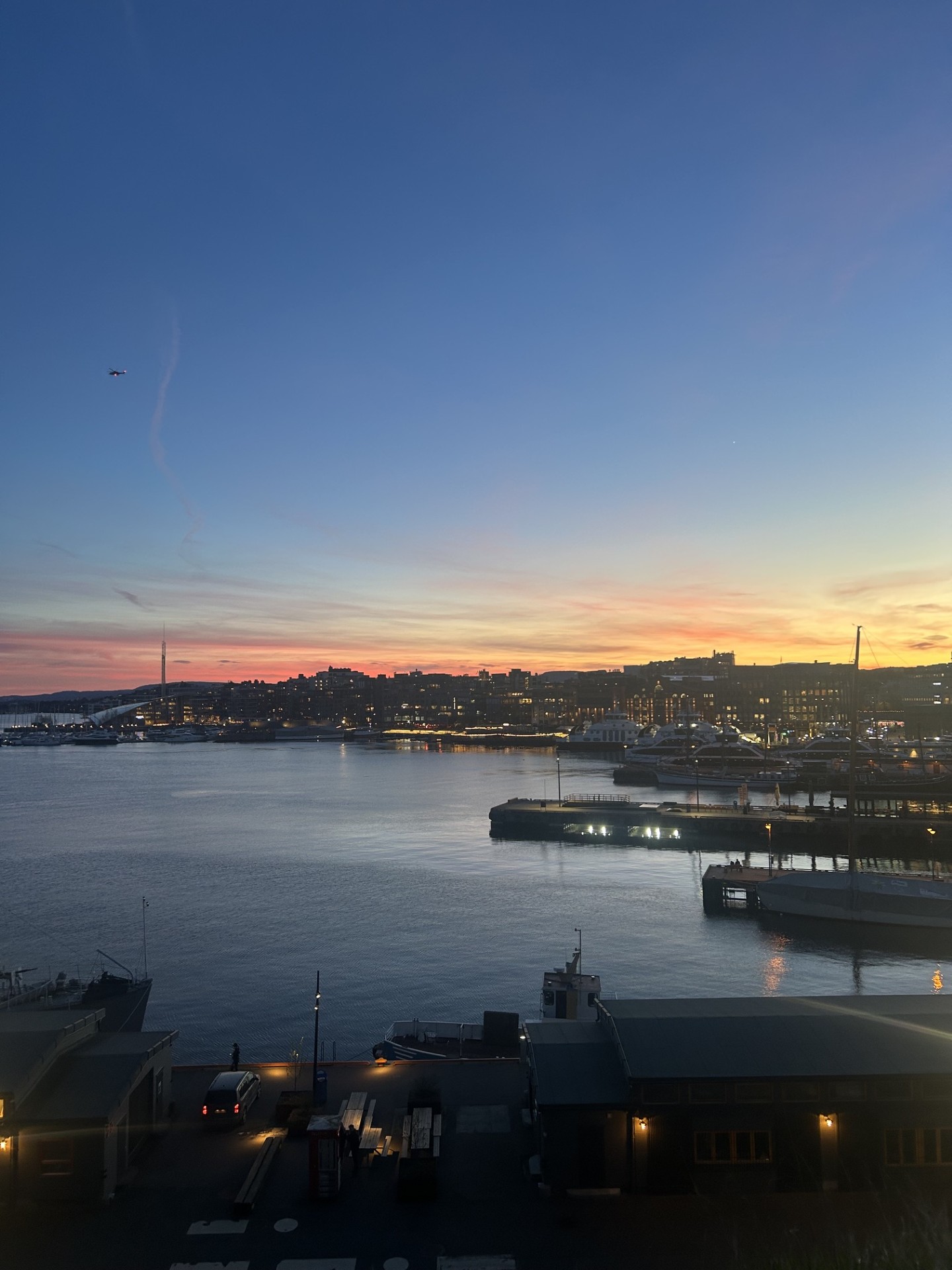 Coucher de soleil sur le port d'Oslo et l'Oslofjord — Norvège